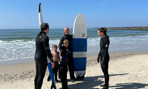 En flok surfere børn og voksne
