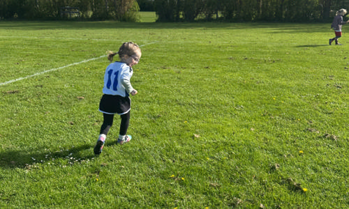 Surfer står i klitterne