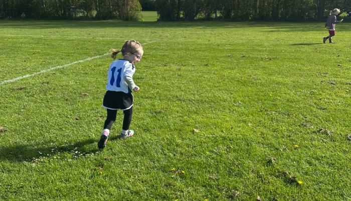 Pige spiller fodbold