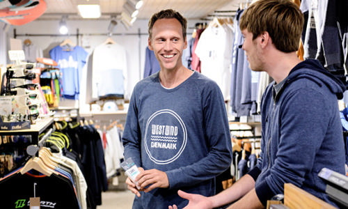 To butiksansatte taler sammen