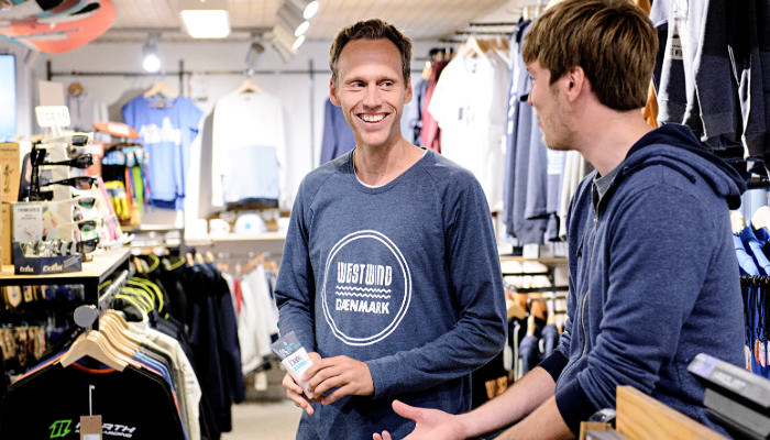 To butiksansatte i en tøjbutik