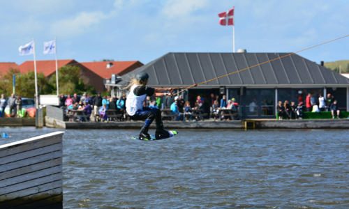 En flok surfere til Waterz